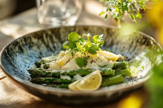 Förkolnad sparris spjut med citronskal och parmesan