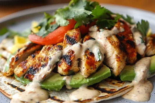 Grillad kyckling avokado wrap med kryddig yoghurtsås