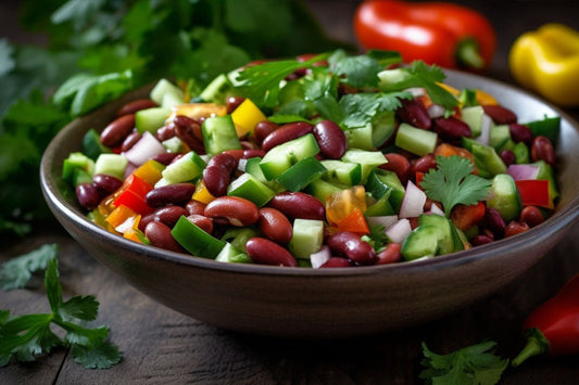Färgglad njurbönssallad med färska grönsaker och tangy dressing