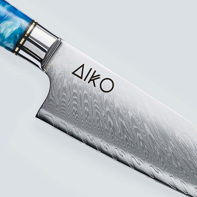 Aiko blå Damaskus stålkniv med färgat blått hartshandtag